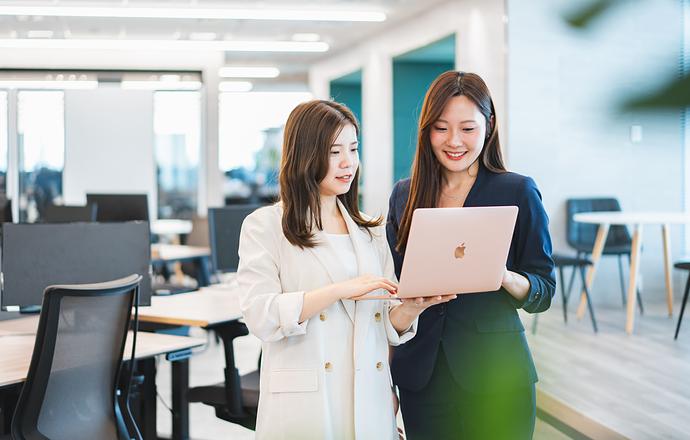 26卒継続採用中！◆年収400万以上◆【 営業・人事・事務職希望の方対象】業界最速の売上7期430億！急成長ITコンサル選考直結型会社説明会の紹介写真2