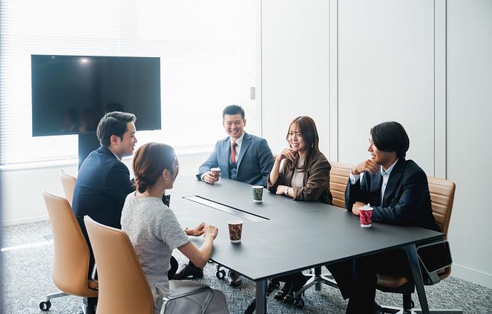 26卒継続採用中！◆年収400万以上◆【 営業・人事・事務職希望の方対象】業界最速の売上7期430億！急成長ITコンサル選考直結型会社説明会の紹介写真1